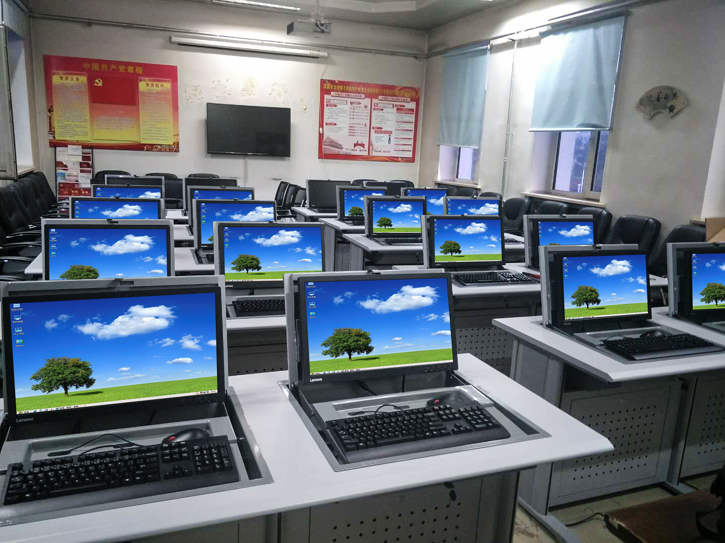 哈尔滨某铁路电教室电脑桌项目
