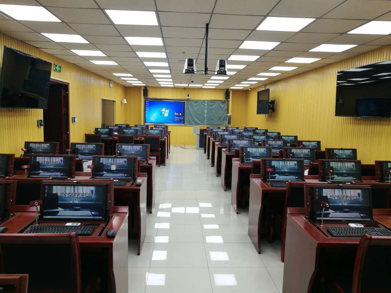 郑州某段―显示器翻转电脑桌